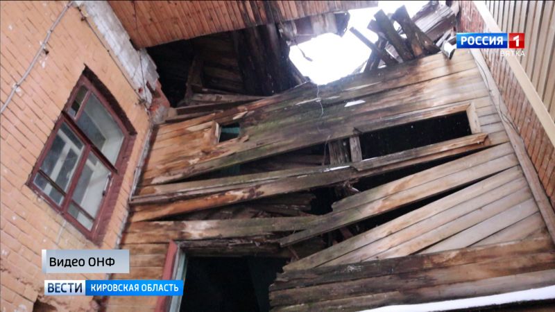 В аварийном доме по улице Орловской рухнуло потолочное перекрытие