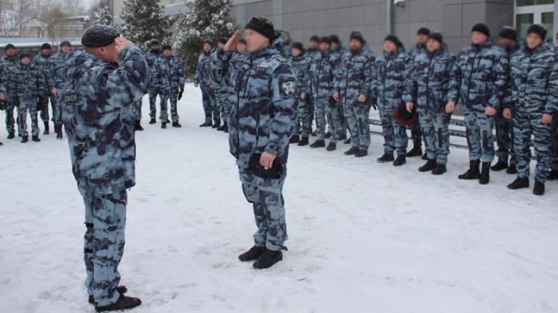 Сотрудникам отряда особого назначения «Вятич» вручили оружие и знаки отличия
