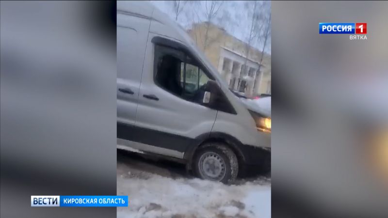 Полиция разыскивает свидетелей кражи из автомобиля в центре Кирова