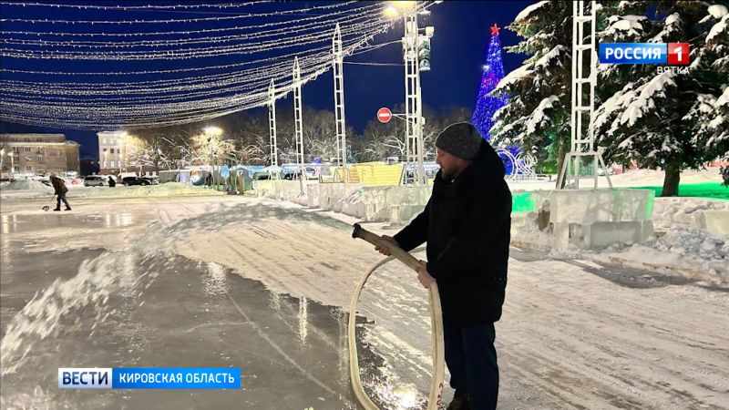 На Театральной площади Кирова кипит предновогодняя работа