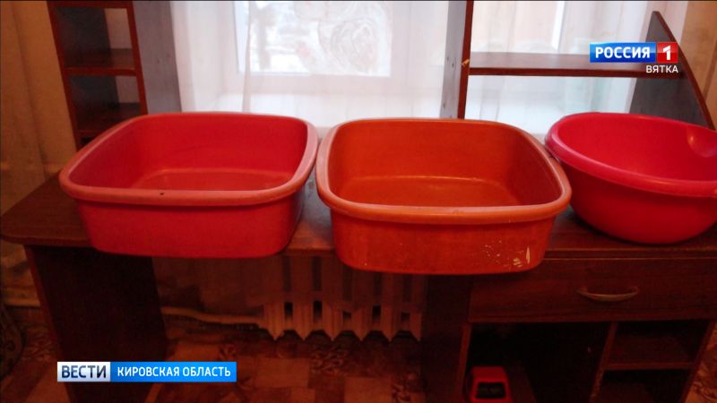 В Кирове жильцы дома на Красина несколько лет живут с протекающей крышей