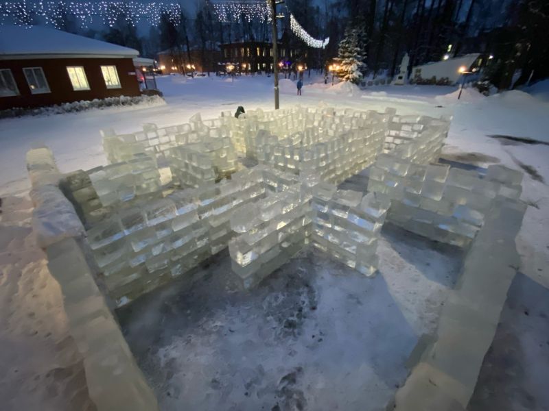 В Белой Холунице построили городок из льда местного пруда
