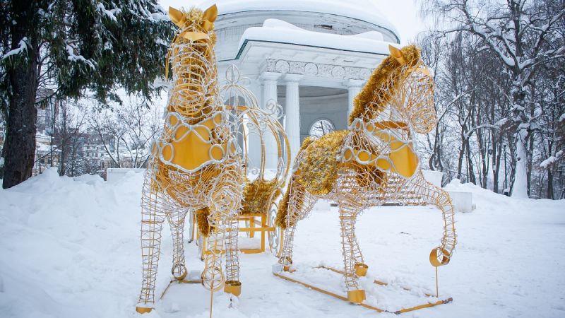 В Александровском саду появилась праздничная карета с лошадьми