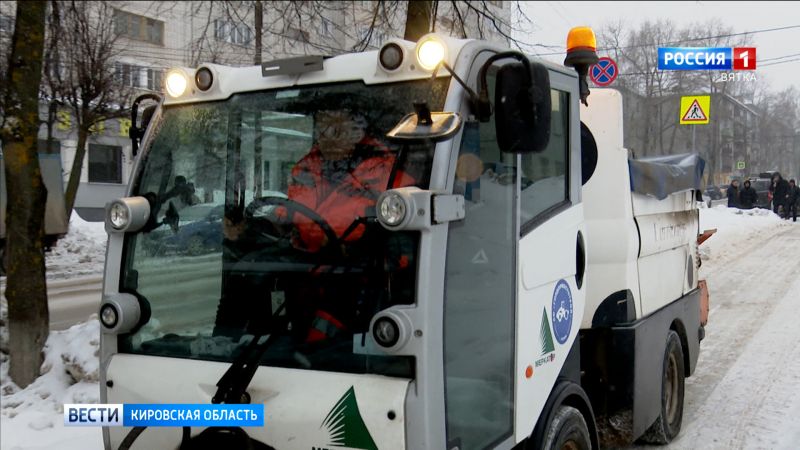 В Кирове с последствиями снегопадов боролись 40 единиц техники и около сотни дворников
