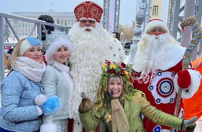 На Театральной площади российские Дед Мороз и Снегурочка провели новогодний праздник
