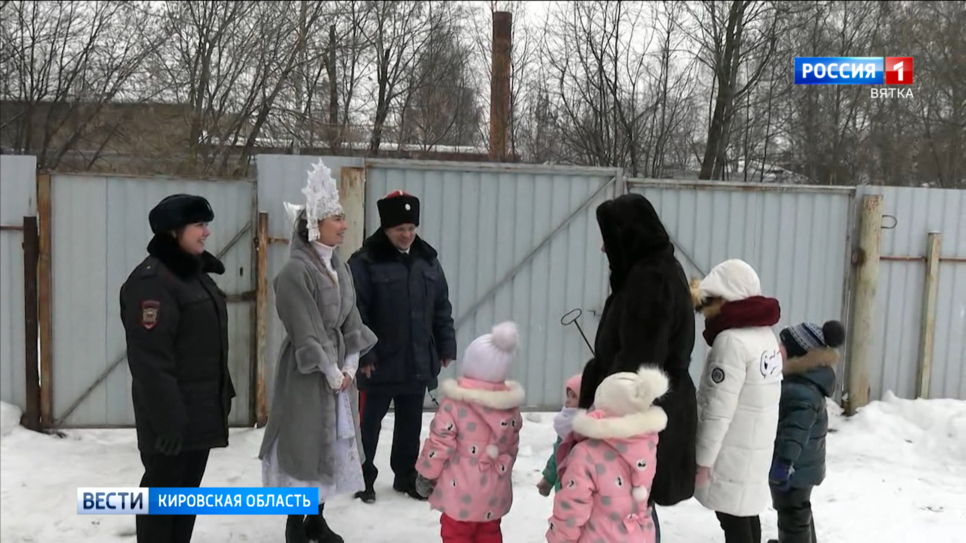 Полицейские Дед Мороз и Снегурочка поздравили с Новым годом многодетные семьи
