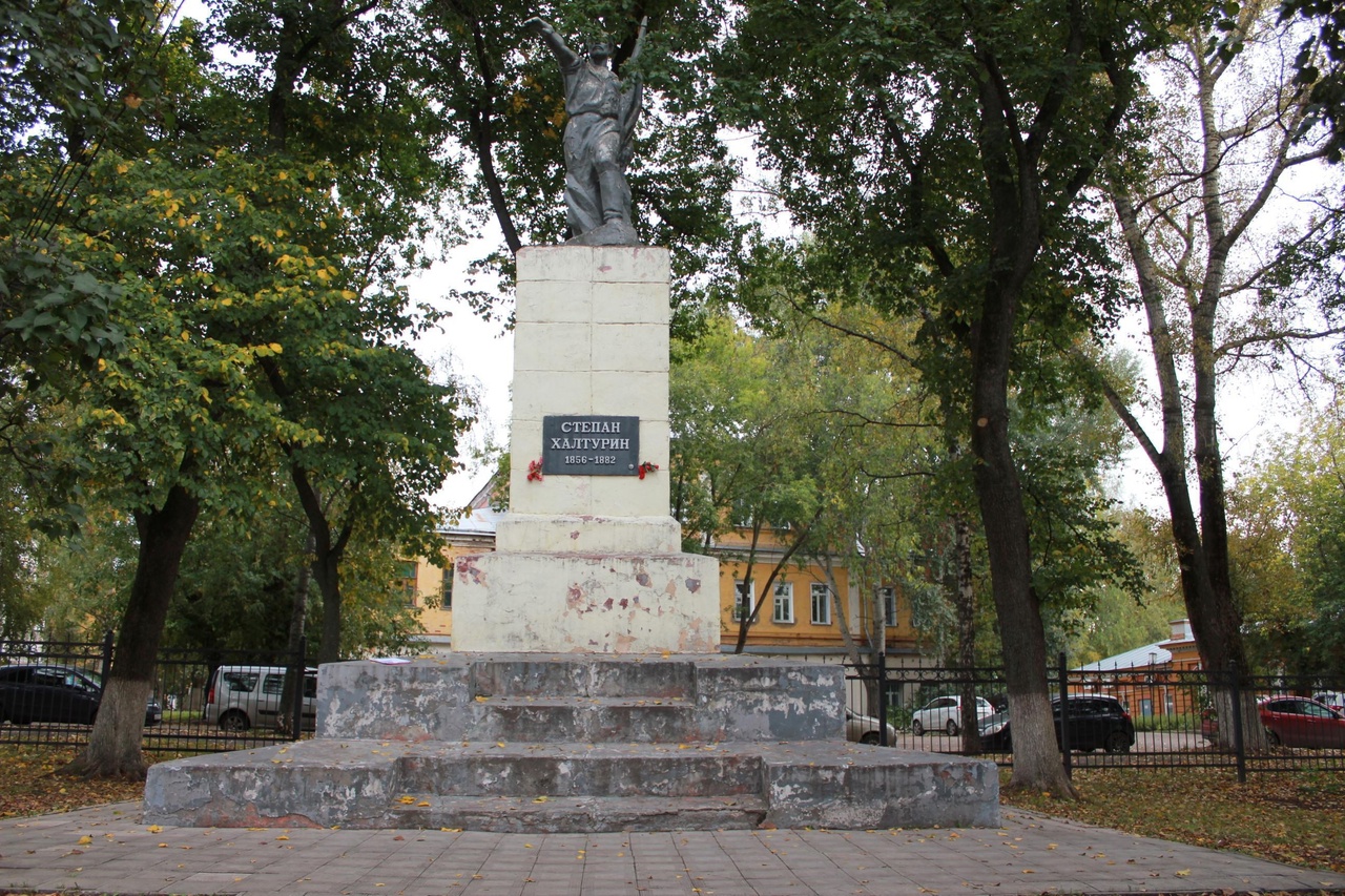 В кировском сквере «Борцам революции» отремонтируют два памятника