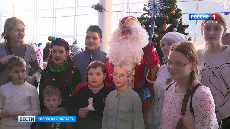 Юных кировчан собрала «Рождественская елка»