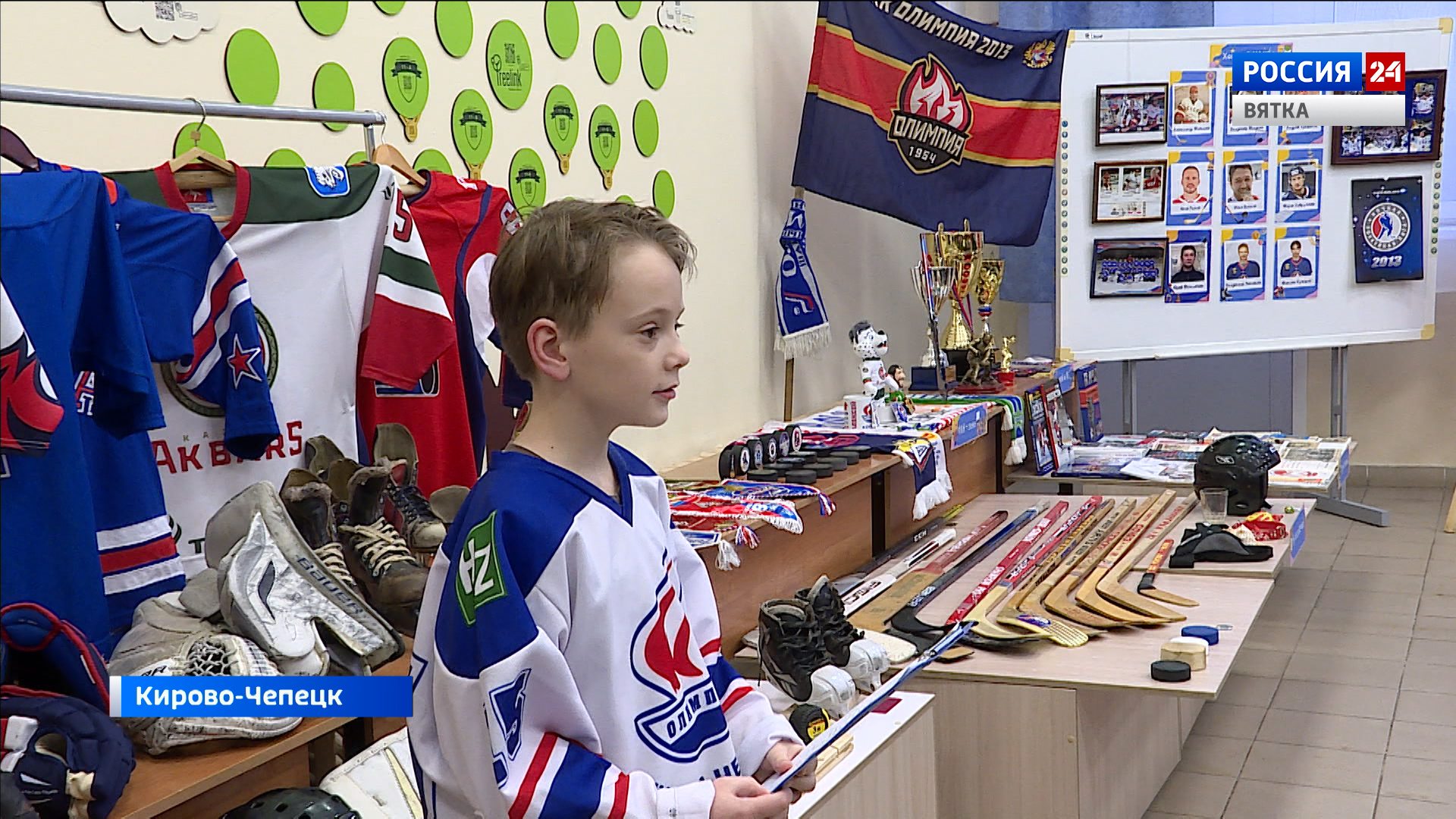 В Кирово-Чепецком лицее открылась выставка «В жизни должен быть. хоккей!»
