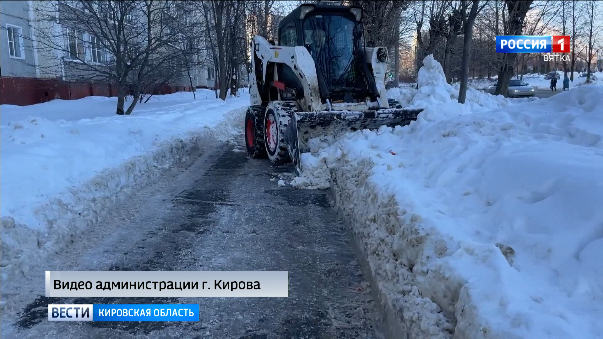 В Кирове продолжается работа по содержанию тротуаров
