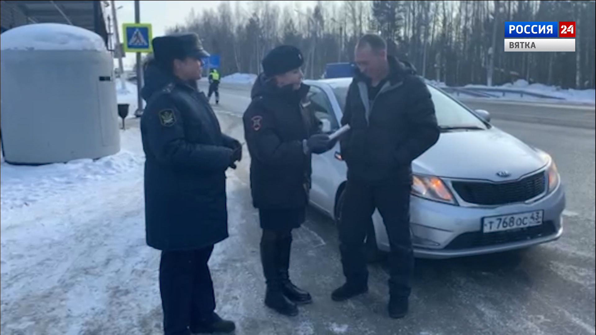 В Кирове «женский патруль» поздравил водителей с Днем защитника Отечества