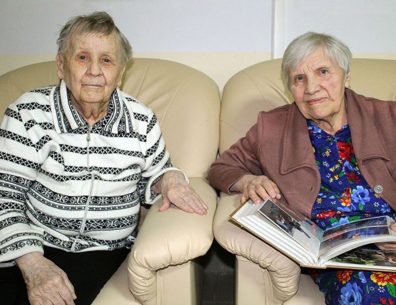 После долгой разлуки подруги детства встретились в доме-интернате для престарелых