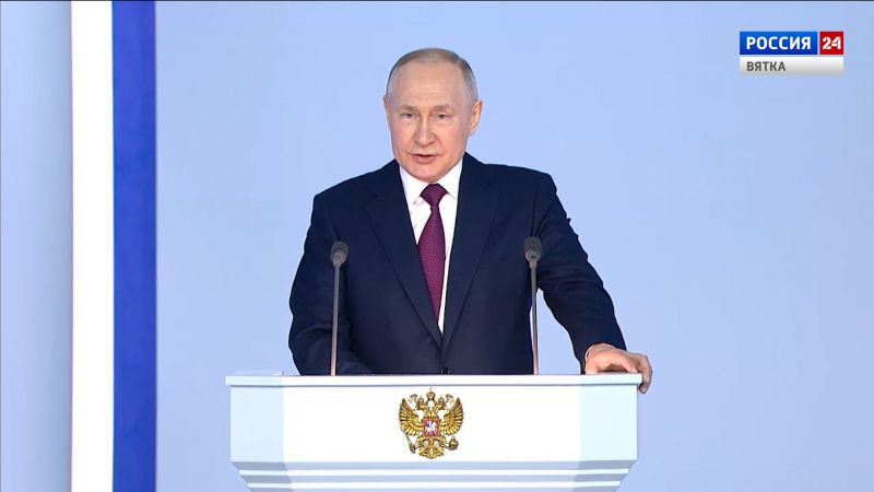 Владимир Путин предложил с 2024 года повысить МРОТ до 19 242 рублей