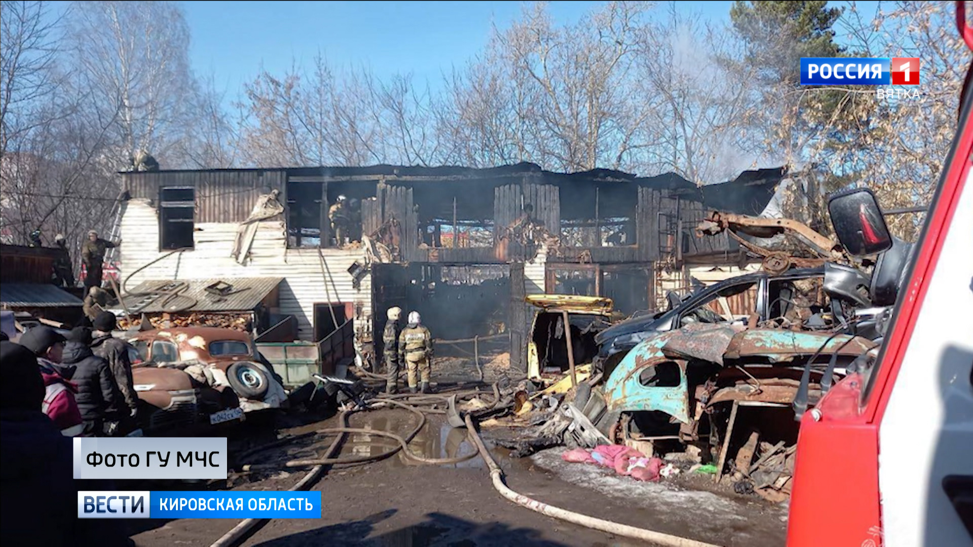 В Кирове в результате пожара на Комсомольской сгорели ретроавтомобили