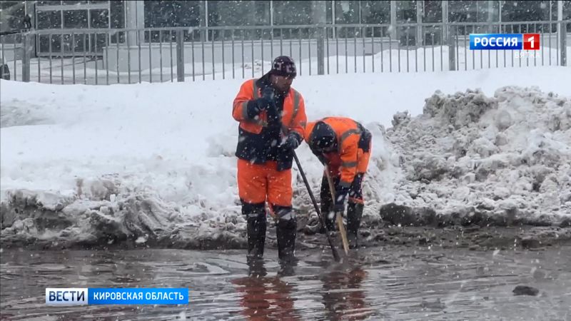 Коммунальные и дорожные службы Кирова устраняют последствия дождей и снегопадов