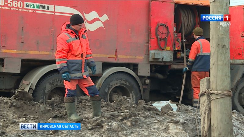 На кировских дорогах начались работы по водоотведению