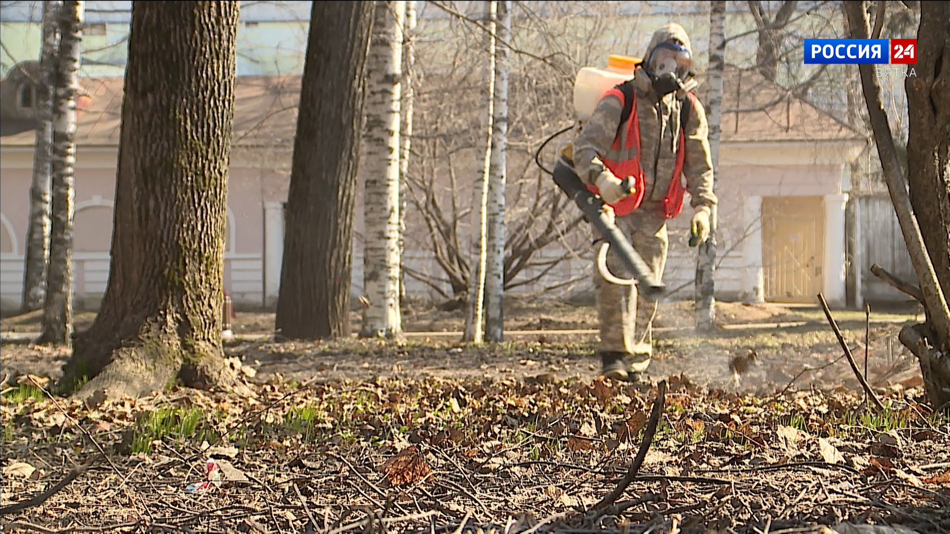 В двух кировских парках провели акарицидную обработку