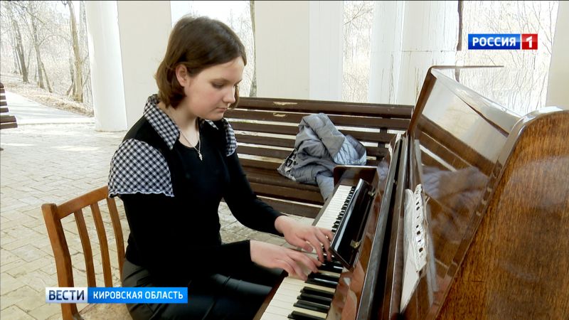 В Александровском саду снова звучит музыка