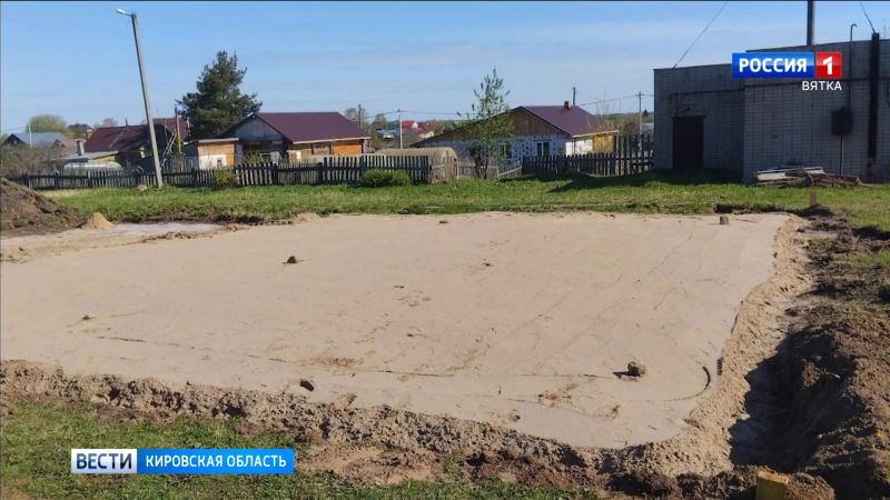 На территории стуловской школы начали возводить спортплощадку