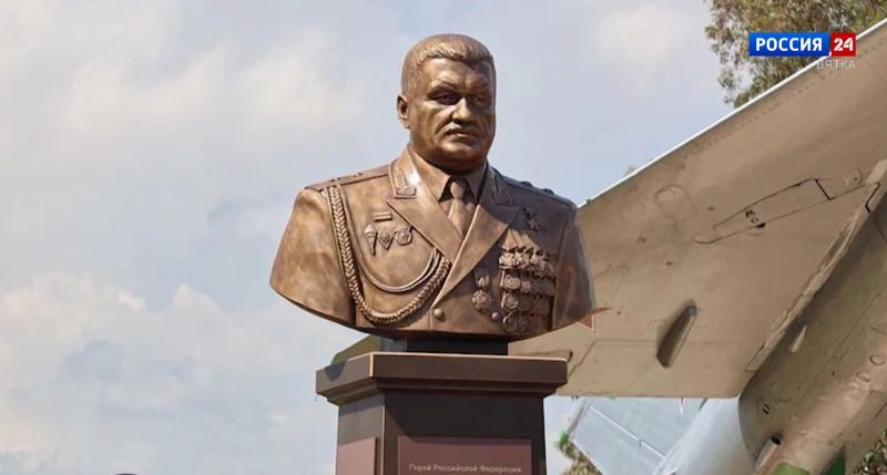 В Сирии на российской авиабазе Хмеймим открыли памятник Герою России, нашему земляку - генералу Валерию Асапову