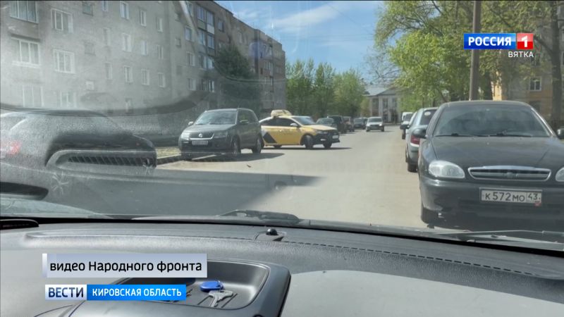 На улице Правды в Кирове припаркованные машины создают угрозу для пешеходов