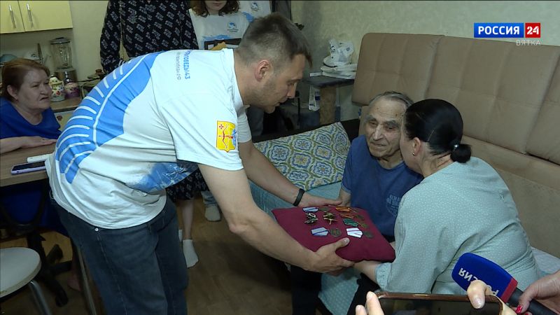 «Волонтеры Победы» помогли ветерану войны восстановить украденные награды