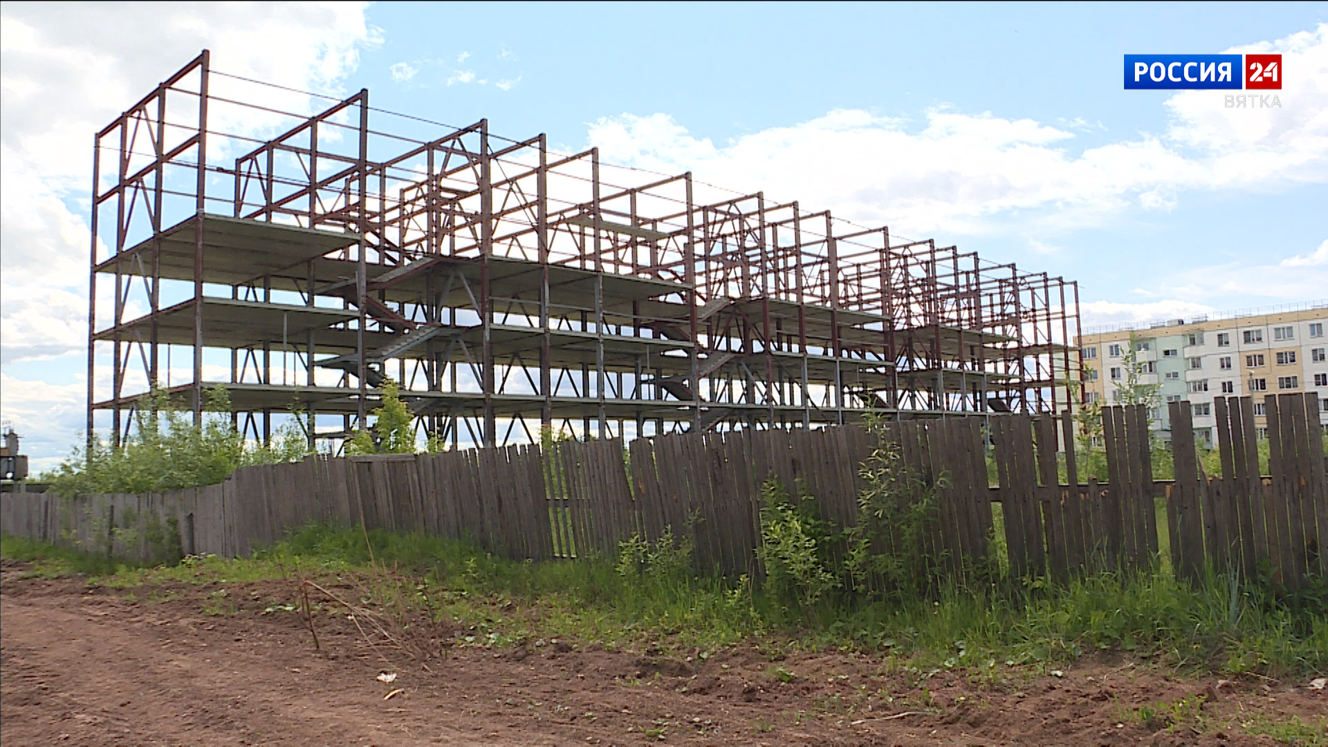 Долгострой в деревне Шутовщина Кирово-Чепецкого района – источник опасности для местных ребятишек