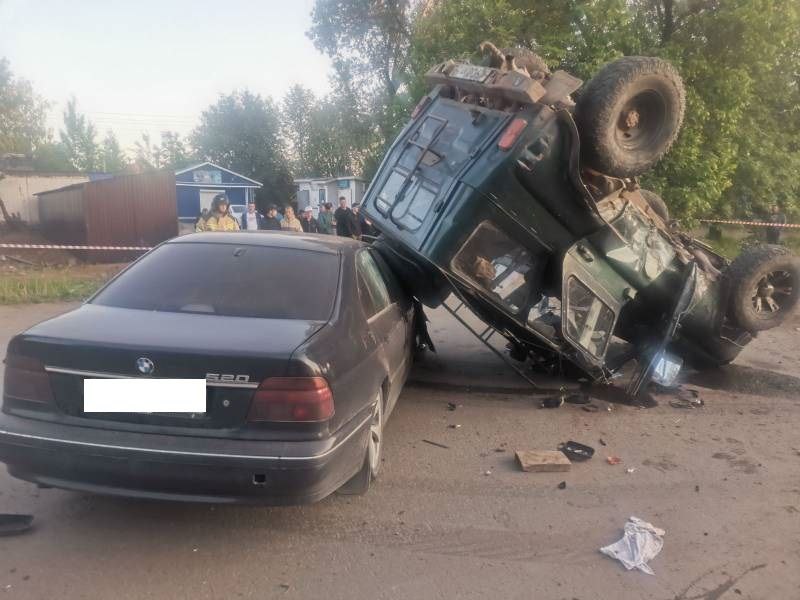 В центре Свечи в результате аварии перевернулся УАЗ: три человека получили травмы