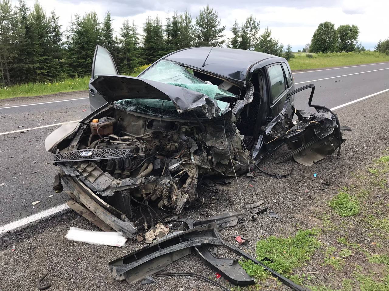 В Котельничском районе «лоб в лоб» столкнулись фура и легковушка. Движение ограничено