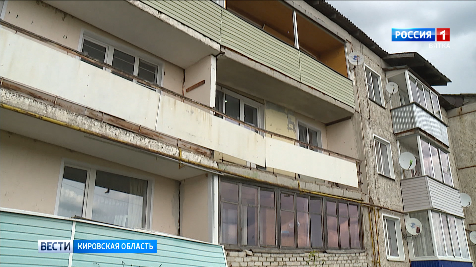 Жильцы многоквартирного дома в поселке Суна боятся выходить на балконы