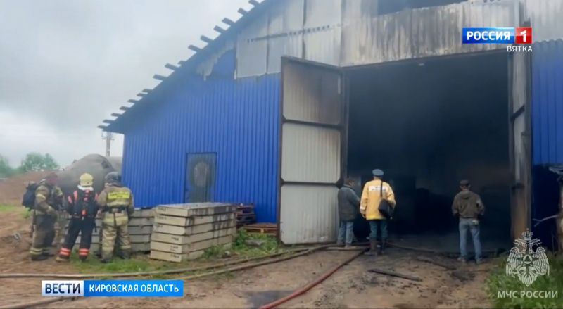 В Шутовщине загорелся ангар с железобетонными конструкциями