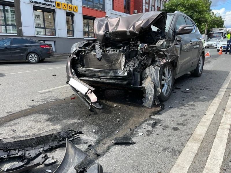 В массовом ДТП в центре Кирова пострадали четыре человека