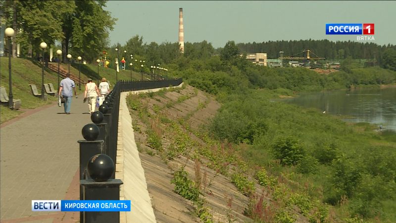 Прибрежная часть набережной в Нововятске выглядит запущено