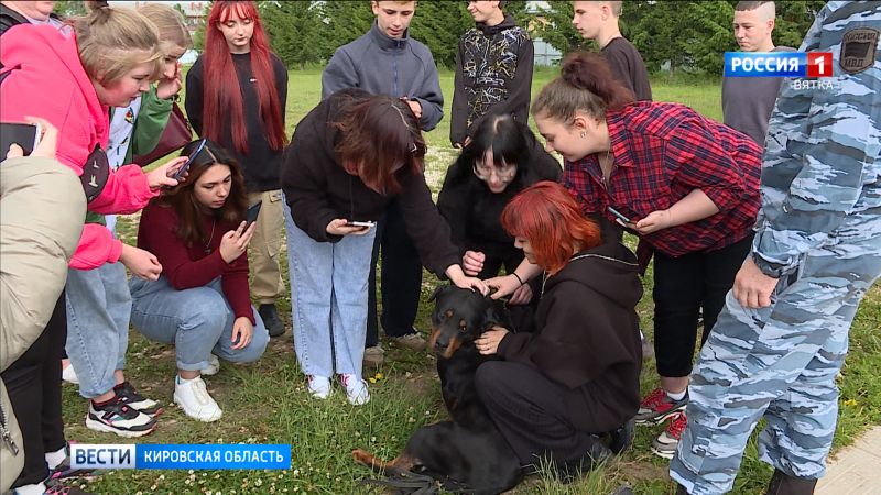 Воспитанники Великорецкого детского дома познакомились с работой кинолога