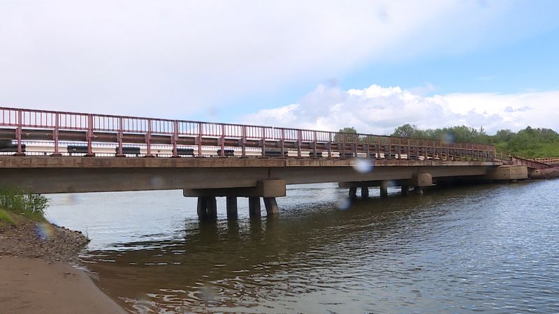 Из-за снижения уровня воды пришлось ограничить проезд по мосту в Каринторф