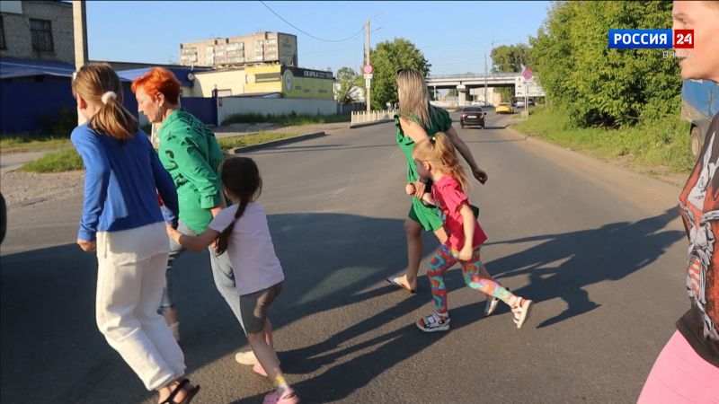 Жители улицы Комсомольской из-за отсутствия безопасного пешеходного перехода рискуют жизнью