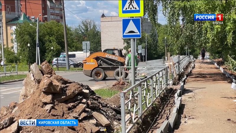 В Кирове начали благоустраивать тротуар на улице Монтажников