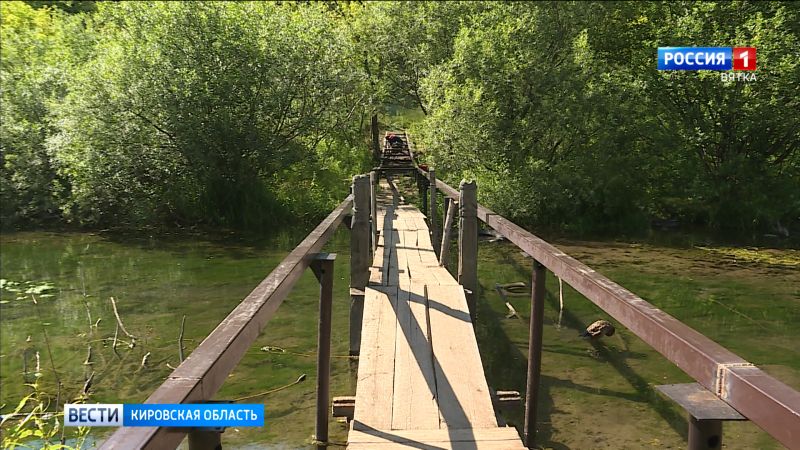 Активные кировчане модернизируют переправу через Ежовское озеро
