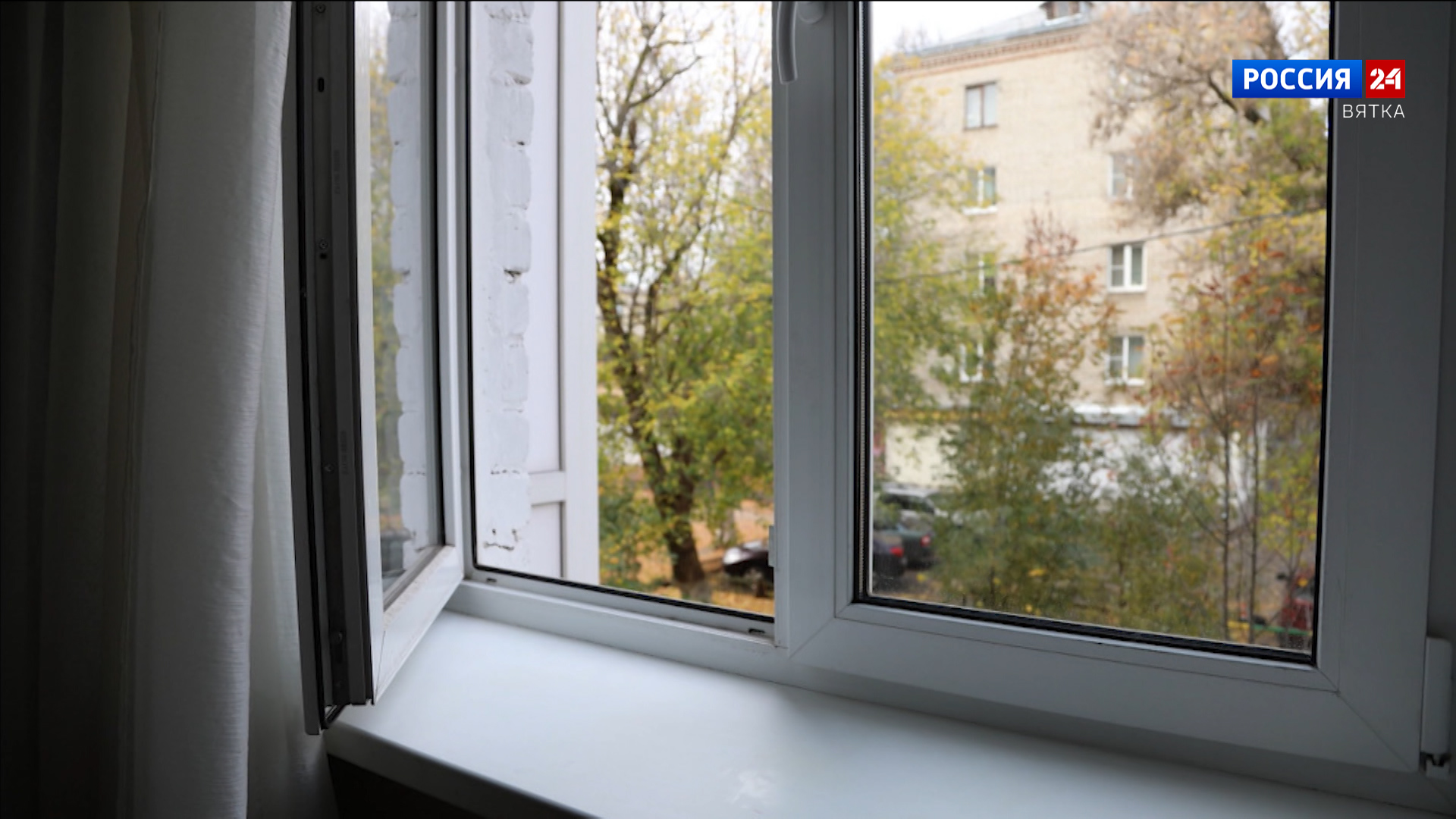 В Нововятске из окна квартиры на втором этаже выпала 7-летняя девочка