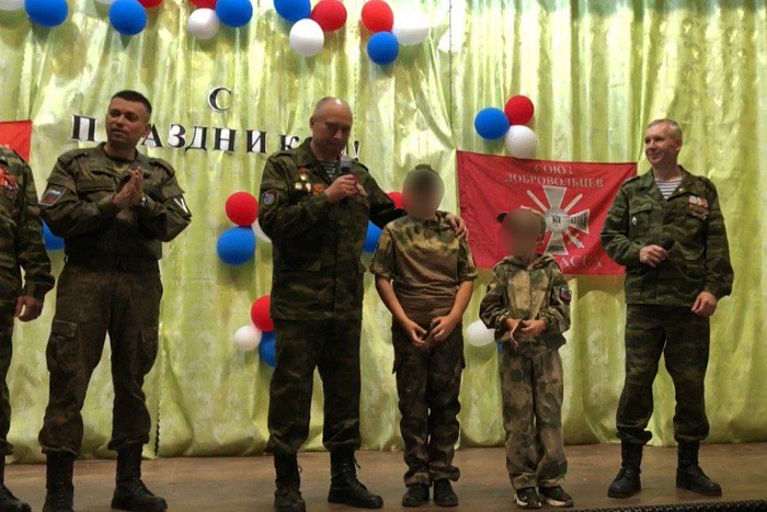 Двух мальчиков из ЛНР приняли в ряды кировского боевого братства