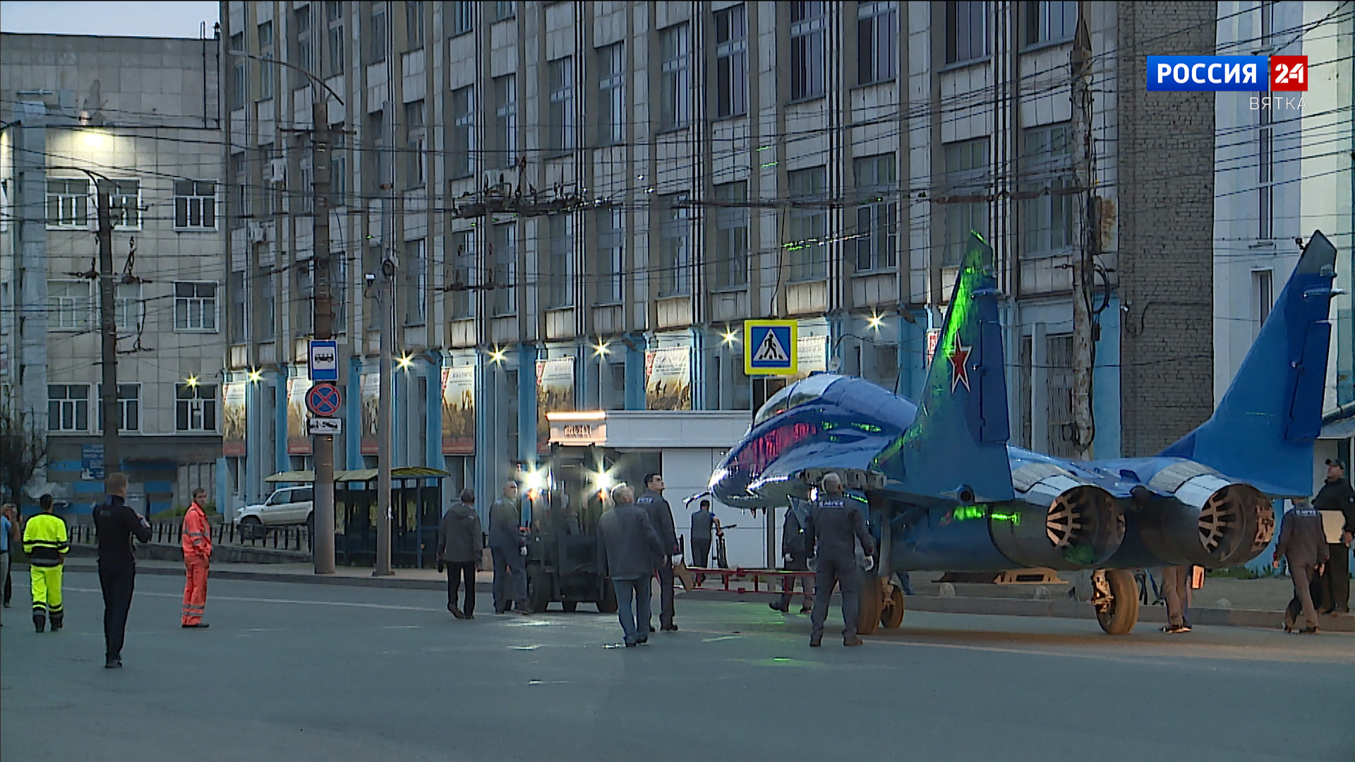По улицам Кирова проехал самолет-истребитель