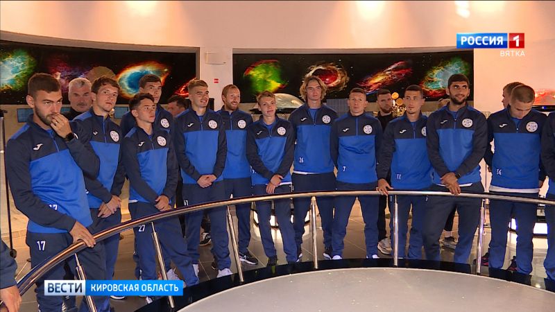 Александр Соколов проводил футболистов кировского «Динамо» на первый выездной матч сезона