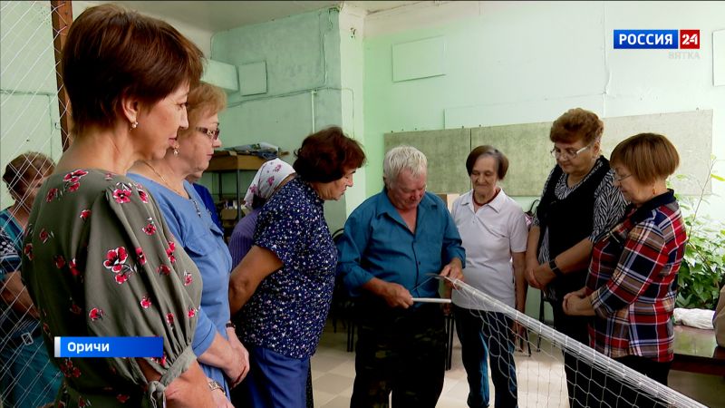 В Оричах группа волонтеров начала изготавливать маскировочные сети для бойцов СВО