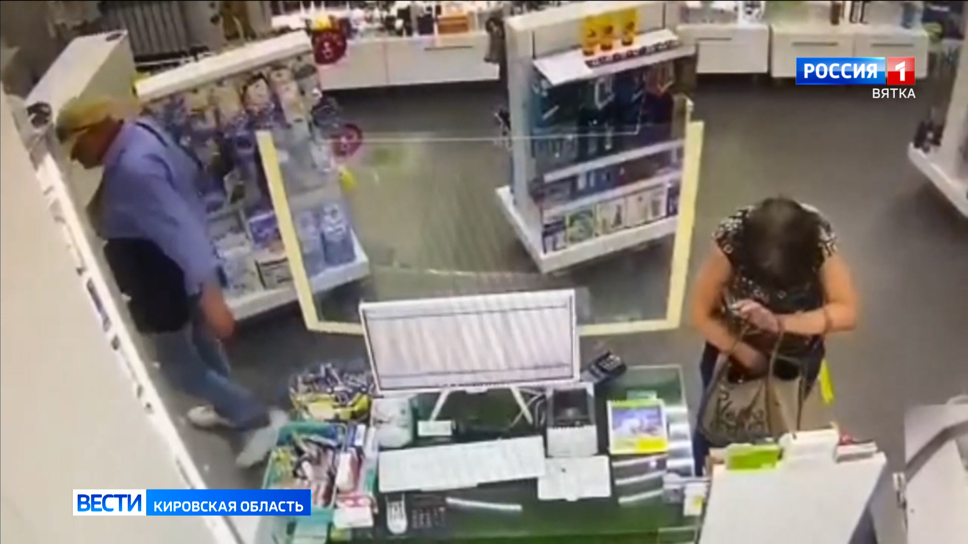 В Кирове устанавливают личности причастных к краже товаров из аптеки