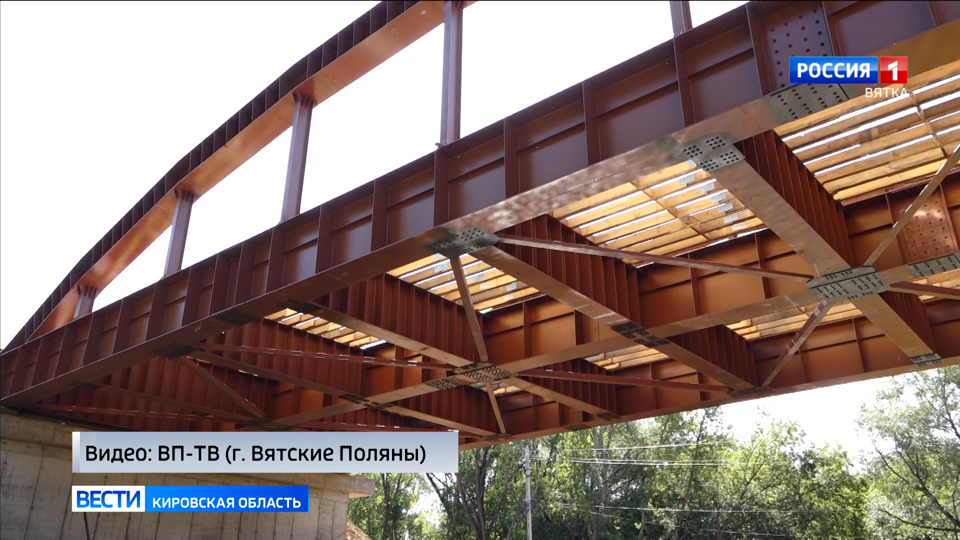 Подрядчики соединили левый и правый берег реки Ошторма