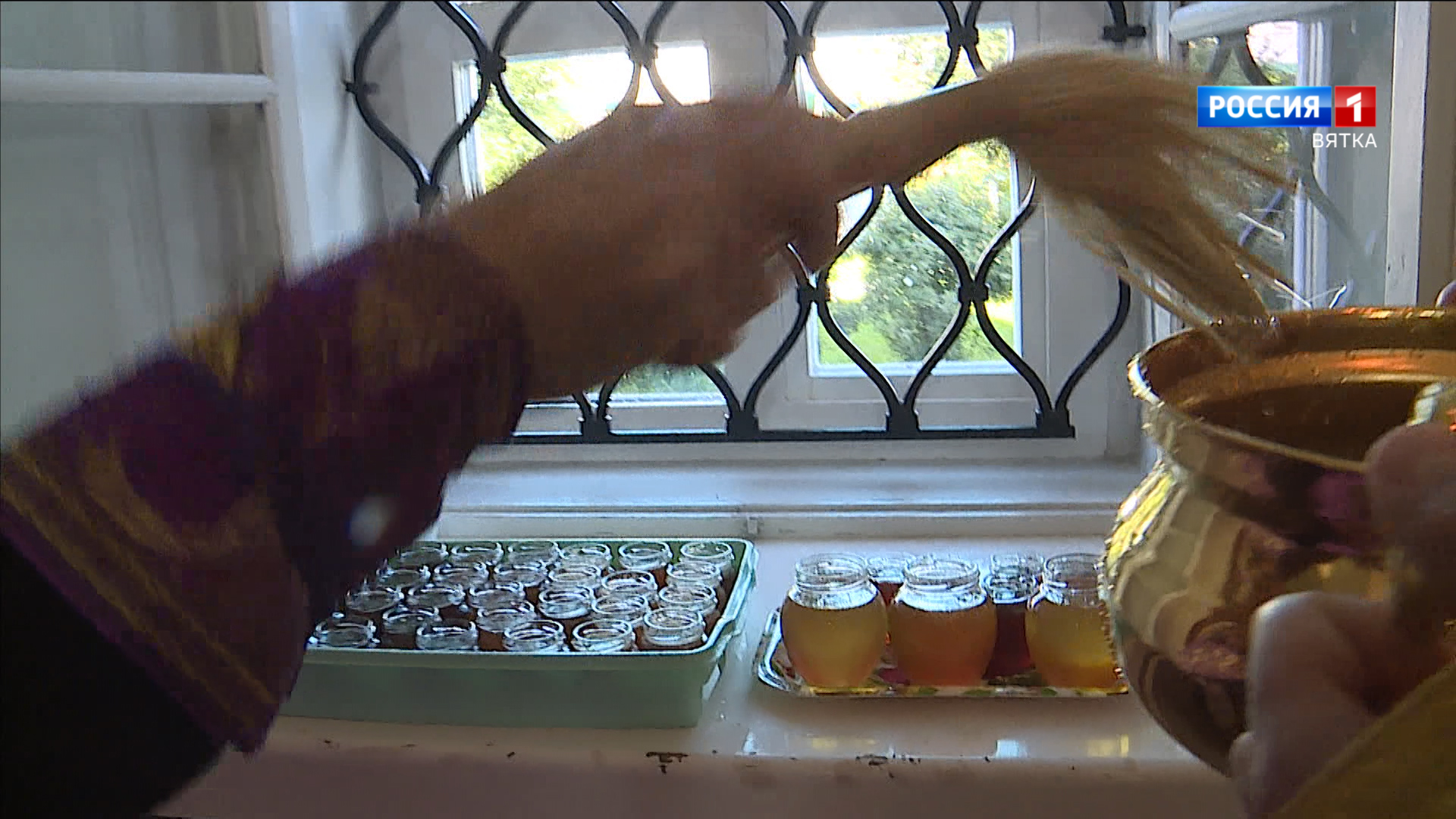 Медовый Спас: православные освящают мед в кировских храмах