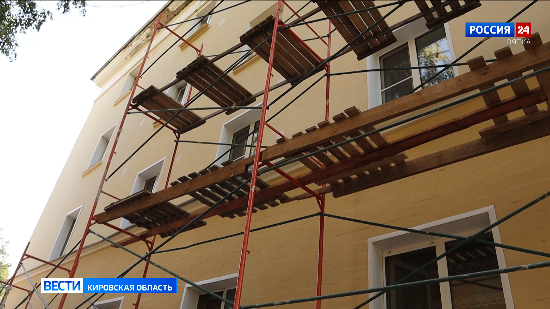 «Дождь» с потолка и трещины на фасаде — результат ремонта дома на Московской, 1А в Кирове