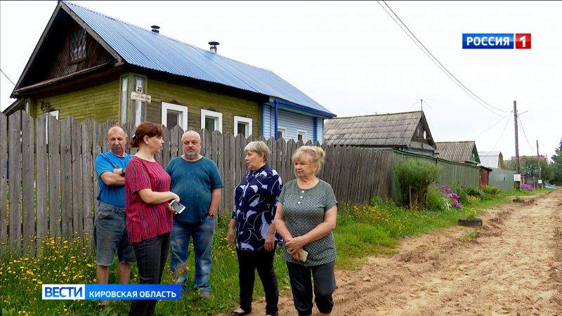 Жильцы Березниковского переулка вынуждены добираться до дома через горы песка
