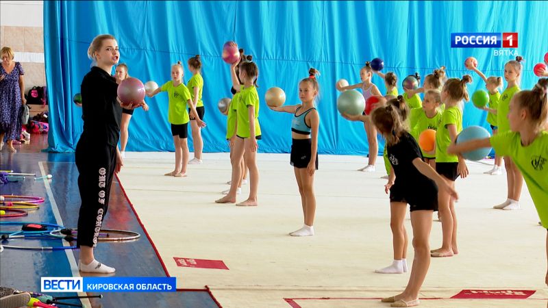 Мастер-класс для кировских гимнасток провела чемпионка России Дария Сергаева