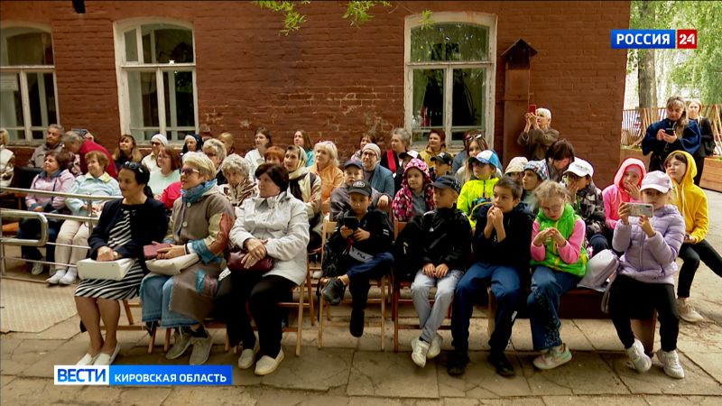 В Кирове открылся литературный дворик